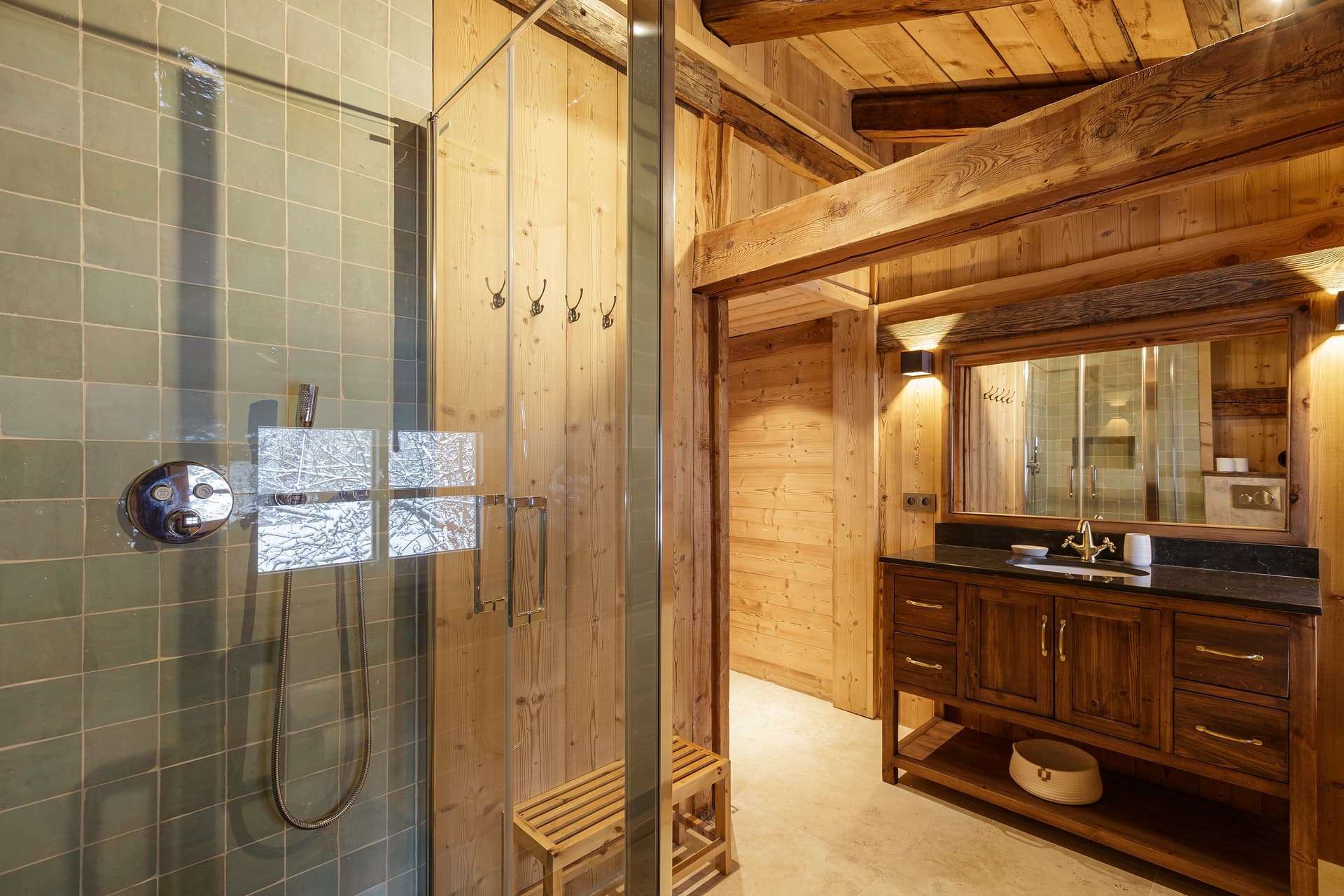 Couloir avec poutres apparentes, chalet Le Solerey