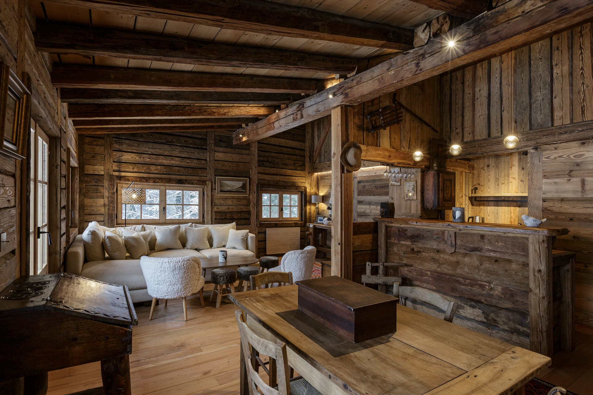 Façade en pierre et bois du chalet Le Solerey