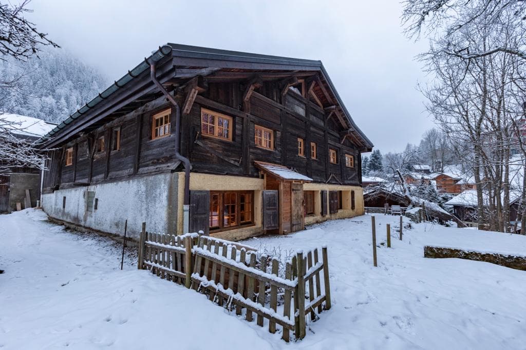 Façade de l'ancienne ferme Le Solerey sous la neige, Le Lavancher