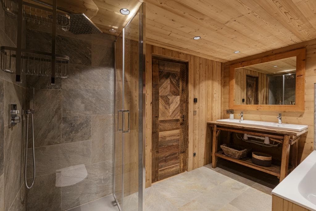 Salle de bain du chalet Le Solerey, douche à l'italienne et double vasque