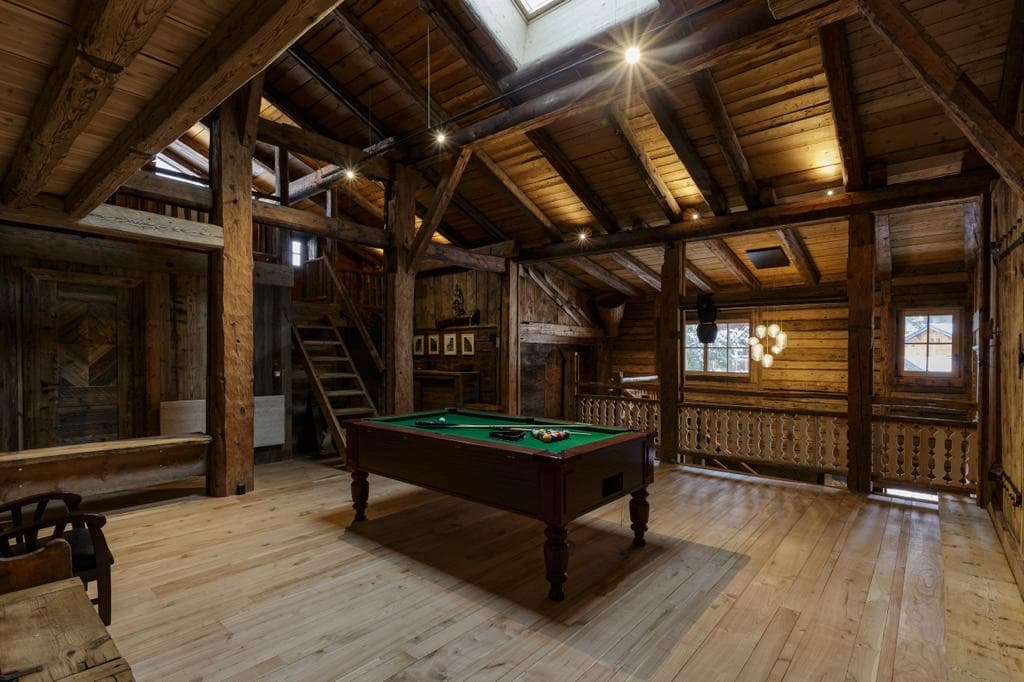 Salle de billard sous charpente apparente, chalet Le Solerey Chamonix
