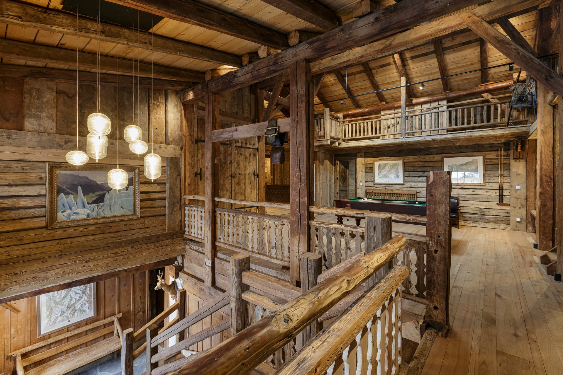 Salon principal avec cheminée en pierre, chalet Le Solerey Chamonix